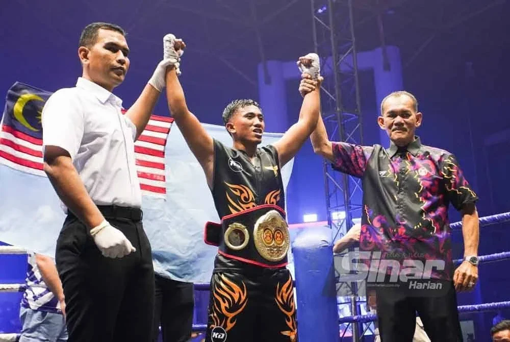 Sheikh merangkul tali pinggang Tali Pinggang Pro Kuda Merah Muay Thai selepas menumbangkan Jemis pada aksi pro boxing di Stadium Titiwangsa. - Foto: Rosli Talib