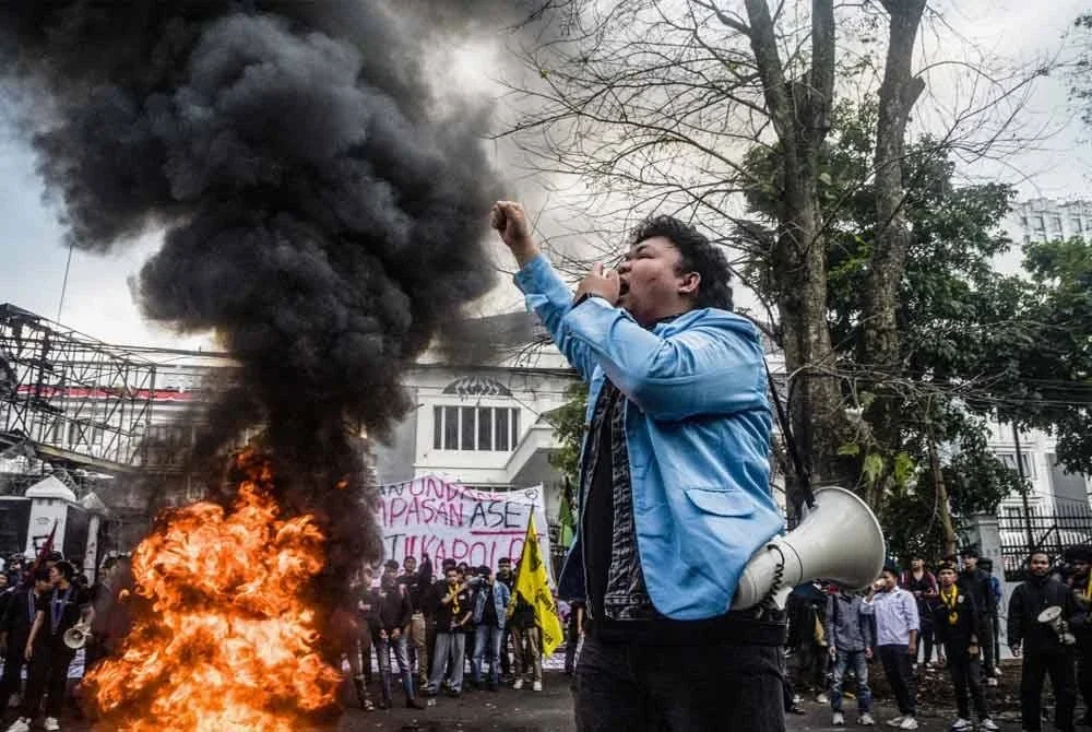 Penunjuk perasaan menyertai himpunan menuntut reformasi polis di Bandung.