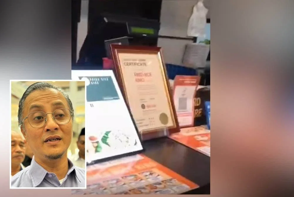 Tangkap layar video teguran seorang individu terhadap sebuah premis makanan yang mempamerkan salinan sijil halal rumah sembelihan yang tular di media sosial. (Gambar kecil: Mohamad)