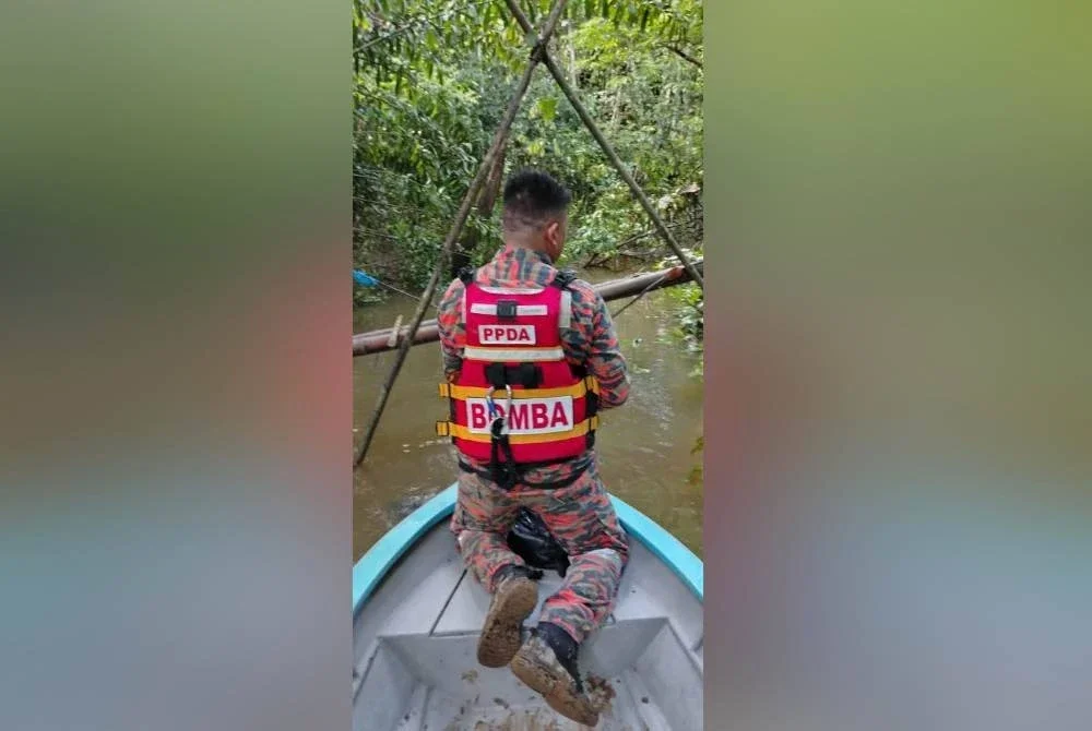 Anggota melancarkan pencarian di sepanjang sungai. Foto JBPM Sarawak
