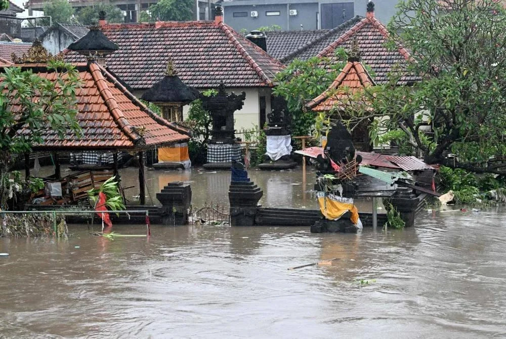 Seramai sembilan mangsa dilaporkan terkorban akibat banjir yang melanda beberapa wilayah di Bali. Foto AFP