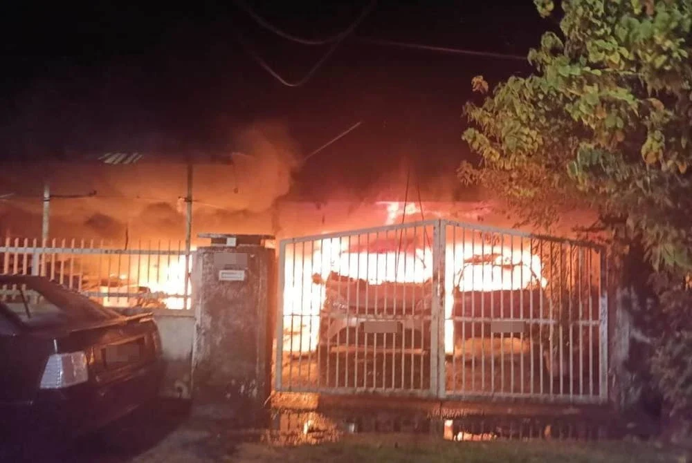 Keadaan rumah didiami mangsa terbakar di Sungai Buloh pada Khamis.