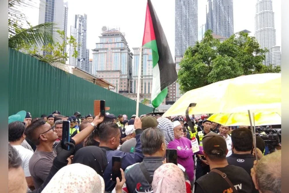 Suasana tegang berikutan operasi pengusiran di Kampung Sungai Baru, Kampung Baru di sini pada Khamis.