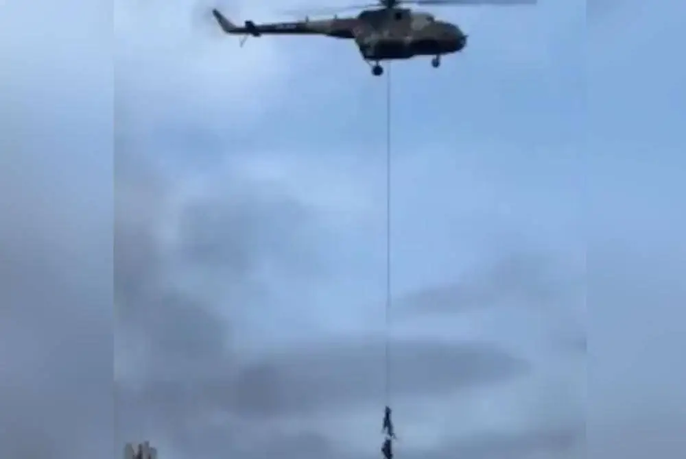 Tangkap layar video tular individu dipercayai menteri Nepal terpaksa melarikan diri menggunakan tali penyelamat dari helikopter tentera selepas protes ganas tercetus di ibu negara. Foto Agensi