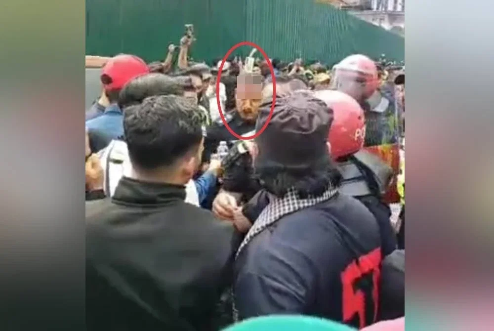 Sulizmie cedera semasa operasi pemantauan operasi pemotongan bekalan elektrik di Kampung Baru, Kuala Lumpur pada Khamis.