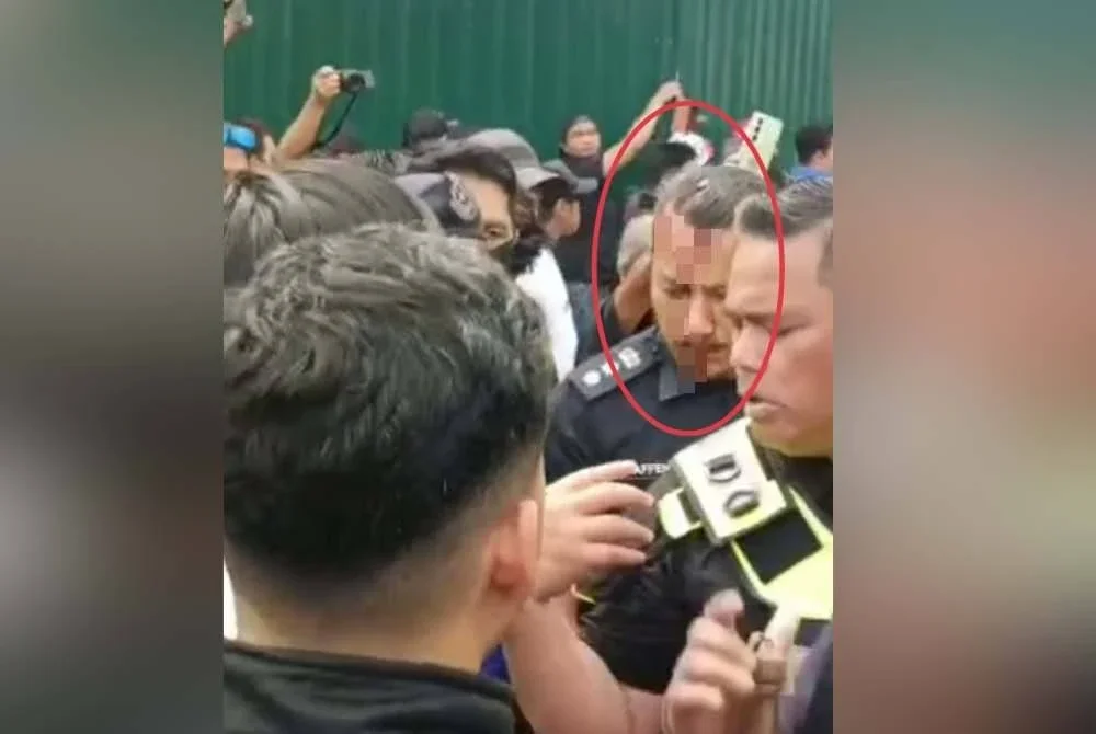 Sulizmie cedera semasa operasi pemantauan operasi pemotongan bekalan elektrik di Kampung Baru, Kuala Lumpur pada Khamis.