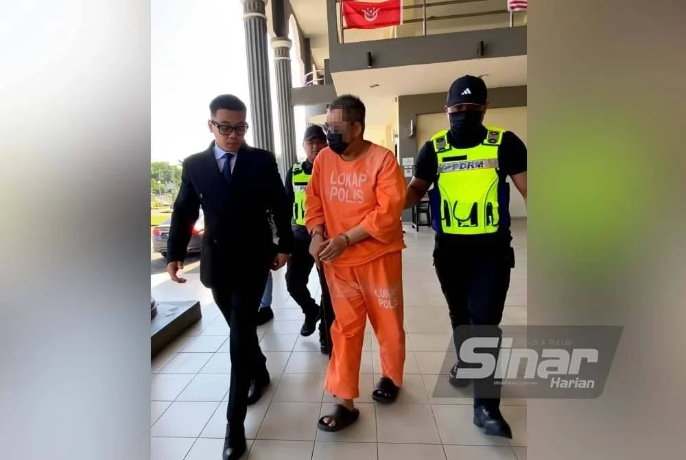 Seorang mudir di sebuah madrasah di Tumpat didakwa di Mahkamah Sesyen Pasir Mas pada Khamis atas tujuh pertuduhan melibatkan liwat, amang seksual dan memiliki bahan lucah sejak Jun 2024 sehingga Ogos lalu. Foto Sinar Harian HAZELEN LIANA KAMARUDIN