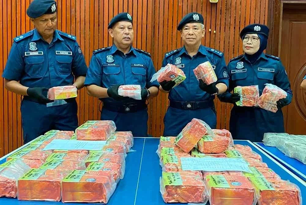 Wan Jamal Abdul Salam (dua dari kanan) menunjukkan sebahagian dadah yang dirampas JKDM Kelantan semasa sidang akhbar di Pejabat JKDM Kelantan pada Khamis. FOTO: SINAR HARIAN/HAZELEN LIANA KAMARUDIN