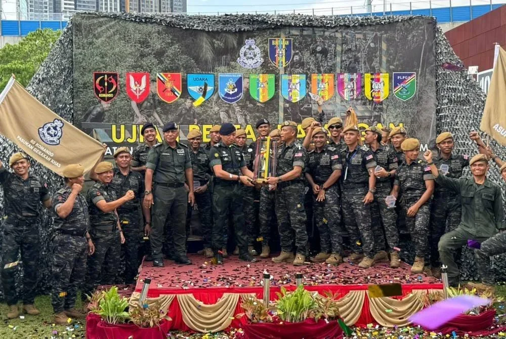 Mohamad Suzrin (lima dari kiri) ketika Majlis Penutupan Ujian Rentas Halangan JKDNKA Tahun 2025 di Markas Briged Tengah PGA Cheras pada Khamis.