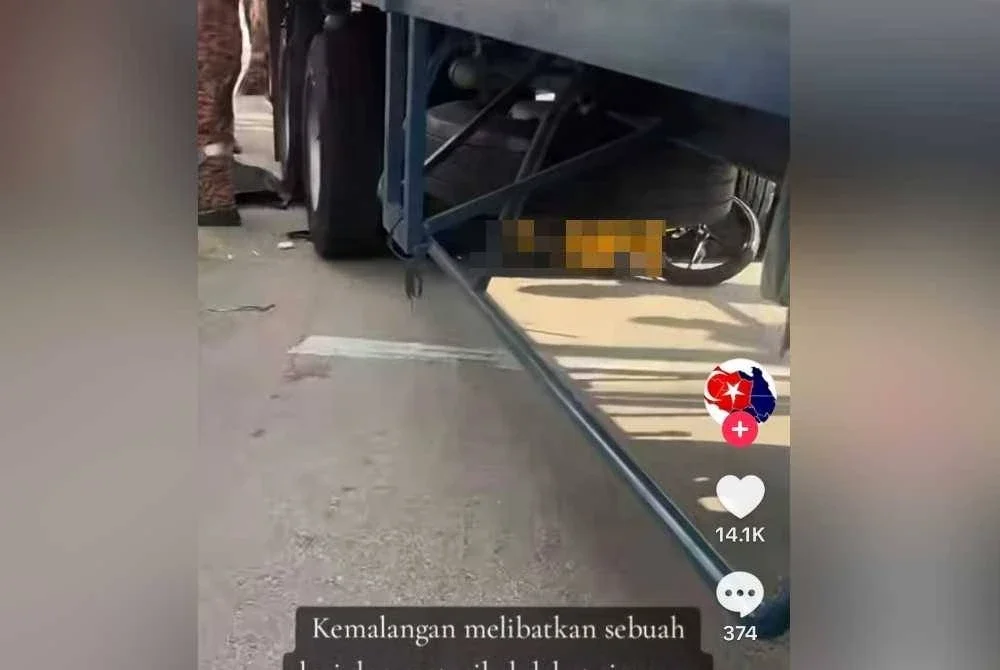 Keadaan motosikal mangsa yang terperosok bawah treler dalam nahas di di Kilometer 7, Jalan Bukit Pasir–Tongkang Pechah, Batu Pahat pada petang Selasa.