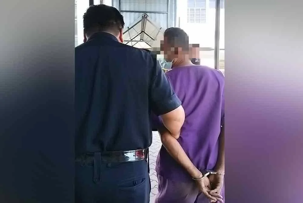 Suspek (kanan) yang ditahan reman selama tujuh hari dibawa keluar dari Mahkamah Sungai Petani pada Khamis.