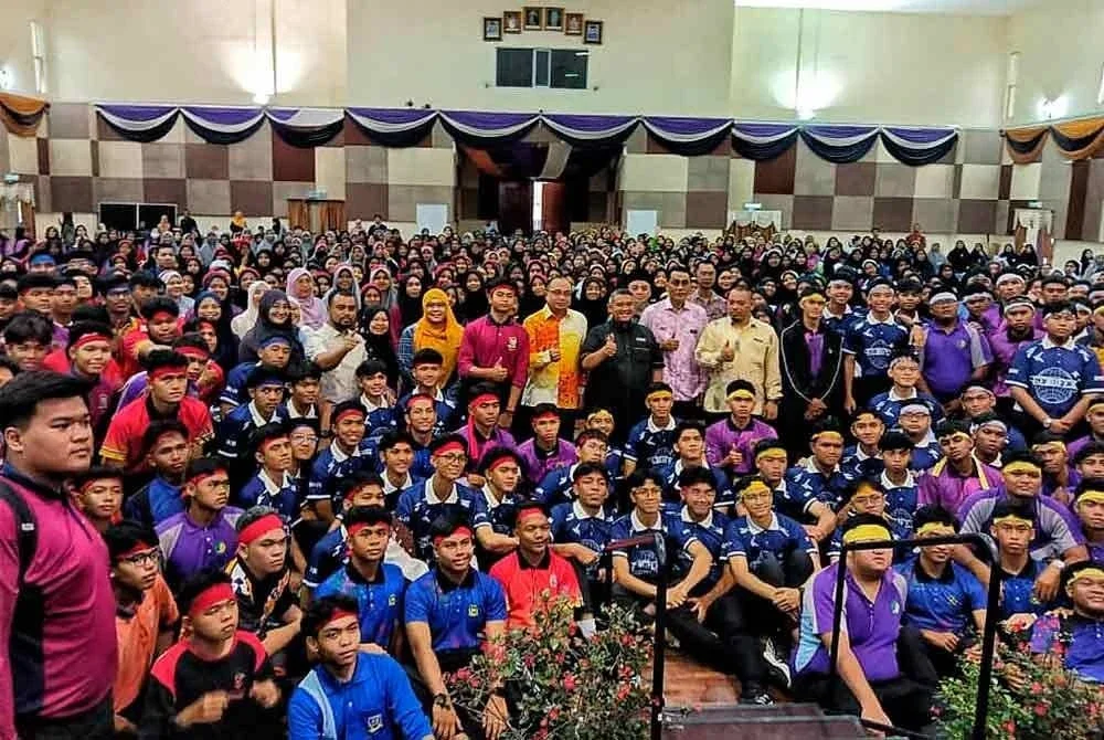 Rais (tengah) bergambar bersama sebahagian peserta Program AKM peringkat negeri Melaka di UiTM Cawangan Lendu, Alor Gajah pada Khamis.