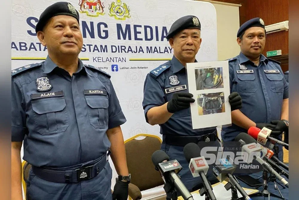 Wan Jamal Abdul Salam (tengah) menunjukkan kenderaan persendirian yang digunakan sindiket dadah bagi mengaburi pihak berkuasa.