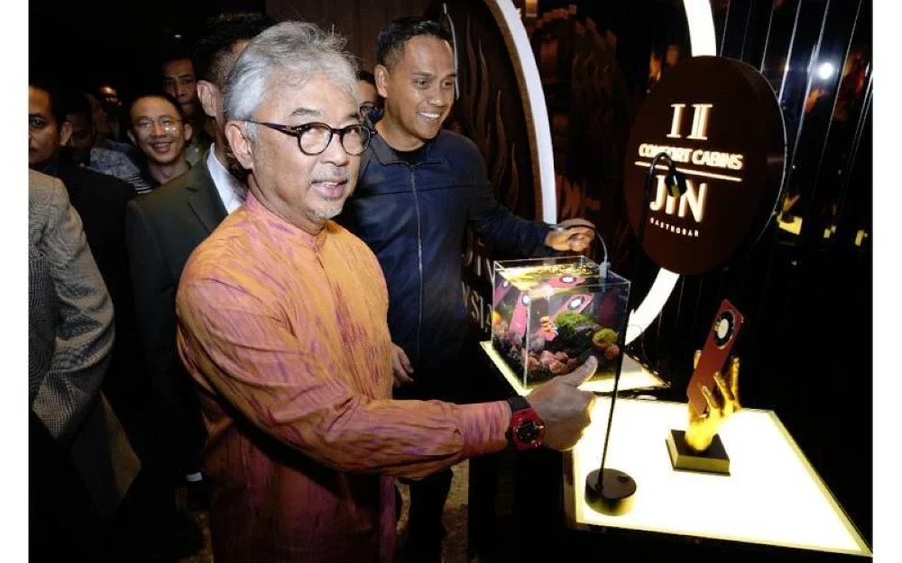 Sultan Pahang, Al-Sultan Abdullah Ri’ayatuddin Al-Mustafa Billah Shah berkenan memberikan isyarat ‘bagus’ kepada HONOR X9d 5G semasa menghadiri pratonton eksklusif filem Legasi: Bomba The Movie.