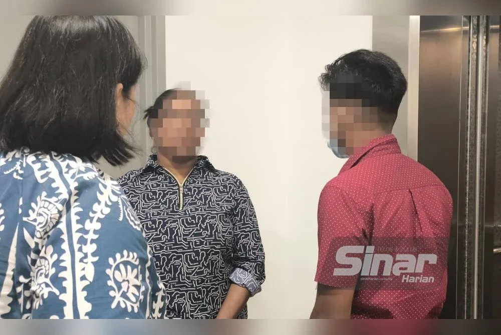 Ibu kepada pelajar yang didakwa menumbuk guru pada Julai lalu, menangis ketika di luar Mahkamah Majistret Kajang pada Khamis dan merayu semua pihak memberi peluang kepada anaknya untuk berubah. Foto Sinar Harian