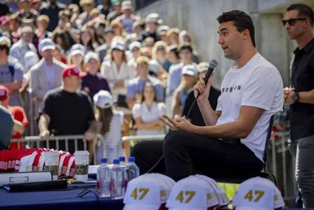 Detik akhir sebelum tembakan mengenai leher Charlie Kirk. - Foto Agensi