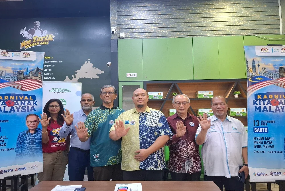 Azizul (empat dari kiri) bersama pelbagai persatuan yang mewakili masyarakat berbilang bangsa terlibat menjayakan KAMI 2025 Sabtu ini di pusat beli-belah Mydin Meru Raya.