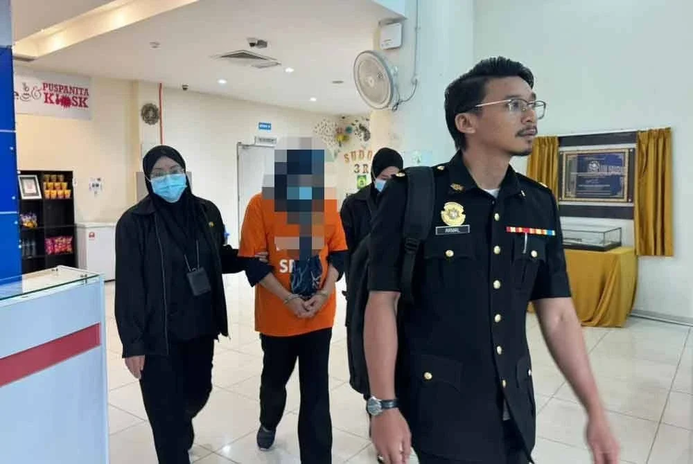 Suspek yang bertugas di KLIA2 ditahan ketika hadir memberi keterangan di Pejabat SPRM Kuala Lumpur.
