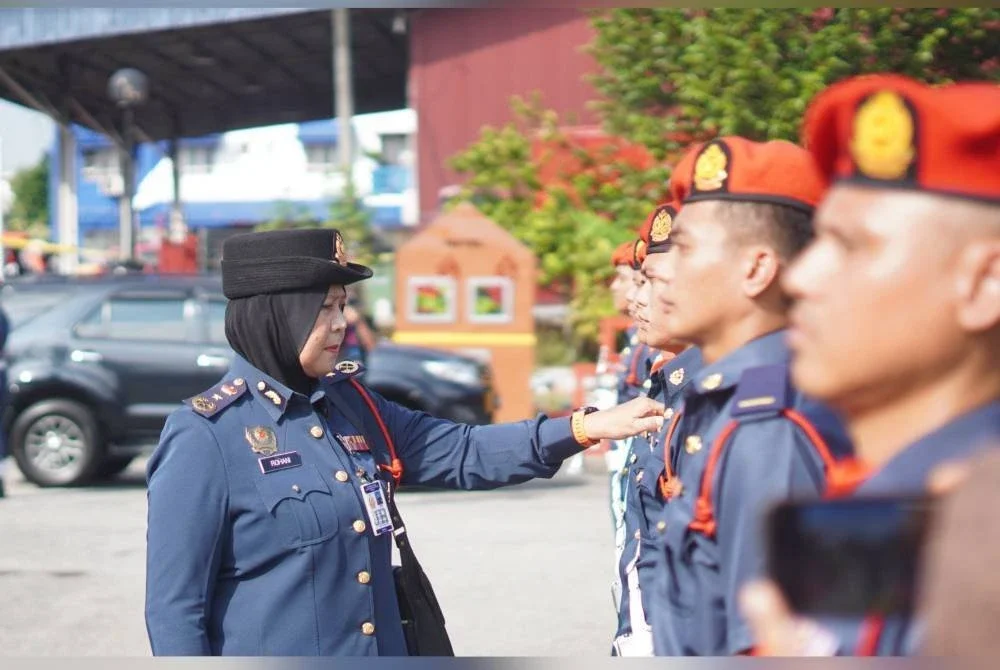 Pengarah JBPM Johor, Siti Rohani Nadir ketika Perhimpunan Bulanan JBPM Johor di Balai Bomba dan Penyelamat (BBP) Johor Jaya pada Khamis.