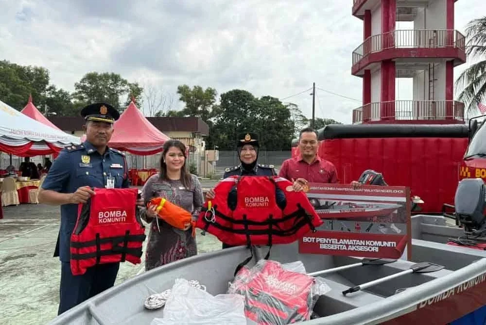 Sebagai persediaan, sebanyak 15 bot diserahkan kepada pasukan Bomba Komuniti di kawasan ‘hotspot’ banjir.