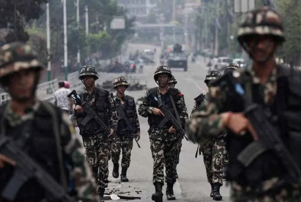 Anggota tentera melakukan rondaan di sekitar ibu kota ketika keadaan kembali tenang.