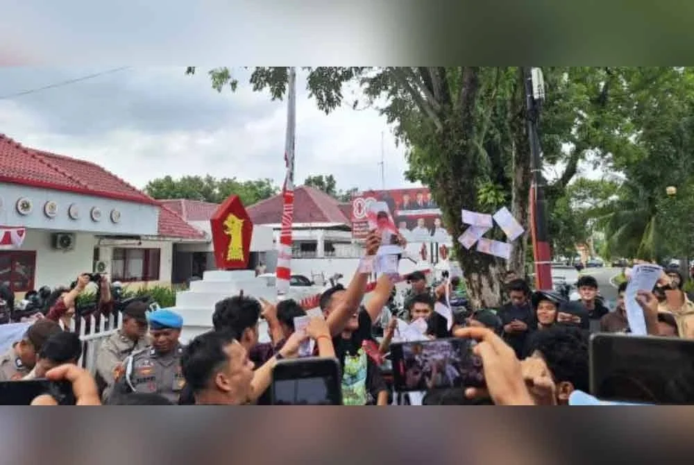 Himpunan mahasiswa Medan di hadapan pejabat Dewan Pimpinan Daerah (DPD) Gerindra, Sumatera Utara di Jalan Sudirman, Medan berlangsung pada Rabu.