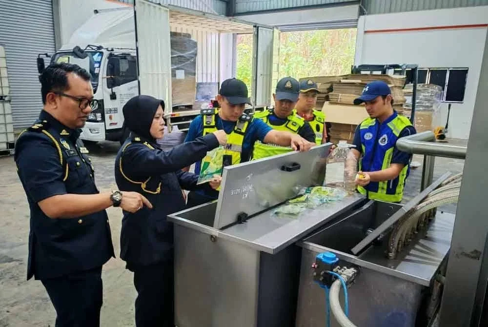 KPDN Negeri Sembilan memeriksa kegiatan penyelewengan minyak masak subsidi di sebuah kilang di Mantin. Foto KPDN