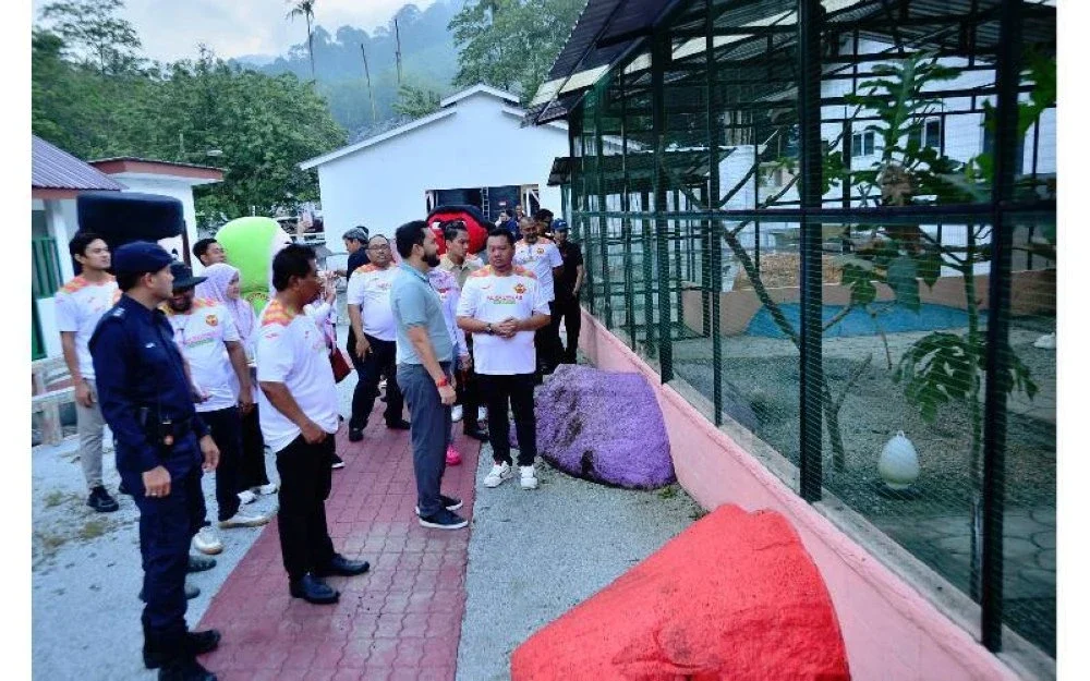 Tengku Amir meluangkan masa melawat kawasan sekitar AKE Resort.