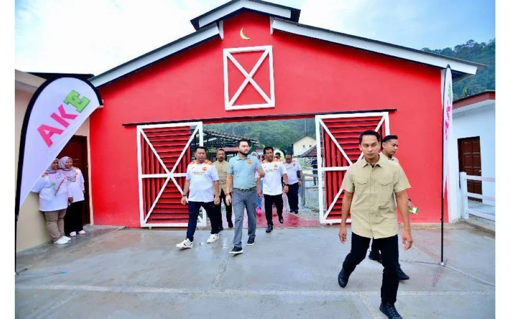 Bakhtiar Aliff mengiringi Tengku Amir berkenan melawat kawasan sekitar AKE Resort.