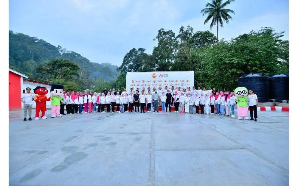 Tengku Amir (tengah) berkenan bergambar bersama tetamu yang hadir selepas menyaksikan pemeteraian MoU pada Majlis Menandatangani Perkongsian Strategik antara AKE dan Selangor FC pada Rabu.