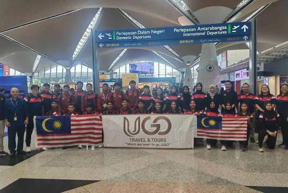 Pemain skuad Bunga Raya B-18 lelaki dan wanita yang mengalas cabaran Kejohanan Ragbi Asia B-18.