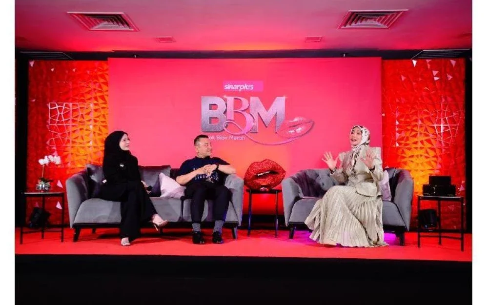 Azirruan (tengah) bersama Madammu ketika program BBM yang dihoskan oleh Erra Fazira.
