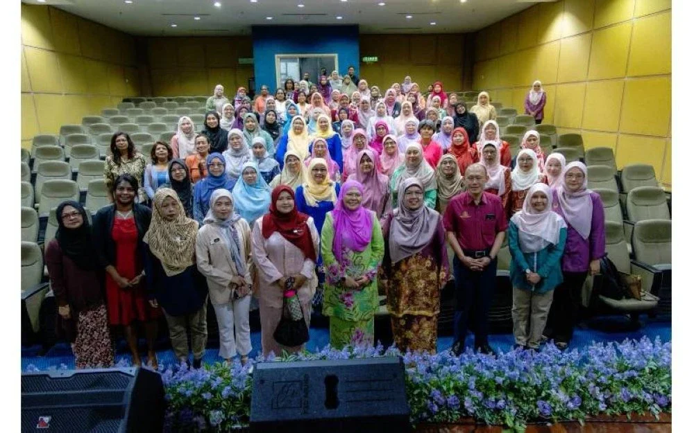 Salbiah (depan, empat dari kanan) bersama orang ramai yang hadir ketika sesi pembentangan Kajian Pengaruh Kepimpinan Ibu Terhadap Motivasi Belajar Anak-Anak di Perak: Penghargaan Kendiri Ibu Sebagai Mediator oleh USM baru-baru ini.