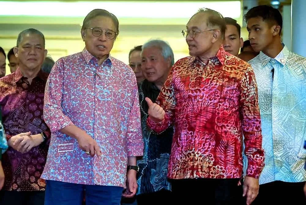 Abang Johari (tiga dari kiri) mengiringi Anwar yang hadir pada Majlis Makan Malam Bersama Komuniti bersempena dengan lawatan Perdana Menteri ke Sarawak di sebuah Hotel pada Khamis. Turut hadir, Fadillah Yusof (dua dari kiri) serta Alexander. Foto Bernama