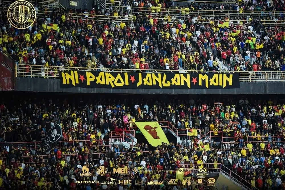 Sebahagian penyokong skuad Rusa yang hadir menyaksikan aksi Negeri Sembilan menentang Kuching City di Stadium Tuanku Abdul Rahman, Paroi, 30 Ogos lalu. Foto: Negeri Sembilan Football Club
