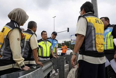 Program turun padang ke Kuantan, Pahang yang dilaksanakan Alexander (tiga dari kiri) dengan meninjau kerja-kerja pembaikan di Jalan Sungai Lembing (FT231), laluan utama yang menghubungkan Bandar Kuantan ke Pekan Sungai Lembing serta akses ke Lebuhraya Pantai Timur (LPT) melalui Plaza Tol Kuantan.