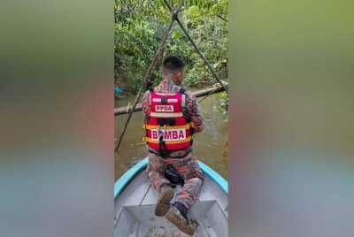 Anggota melancarkan pencarian di sepanjang sungai. Foto JBPM Sarawak
