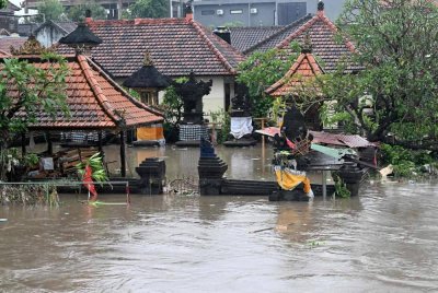 Seramai sembilan mangsa dilaporkan terkorban akibat banjir yang melanda beberapa wilayah di Bali. Foto AFP