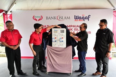 (Dari kiri) Ketua Pegawai Kewangan Sosial Kumpulan Bank Islam, Mohd Nazri Chik, Ketua Pegawai Eksekutif Kumpulan Bank Islam, Datuk Mohd Muazzam Mohamed; Ketua Eksekutif Waqaf An-Nur, Bukhari Abd Rahman dan Ketua Pegawai Operasi Waqaf An-Nur, Mohd Bahrin Bakori @ Bakri di majlis penyerahan mesin Auto Dialyser Reprocessor kepada Klinik Waqaf An-Nur Pasir Gudang baru-baru ini.