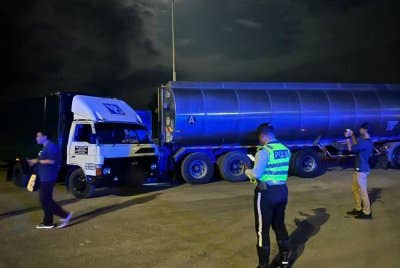 Pasukan operasi mula mengesan sebuah lori yang membawa muatan mencurigakan sekitar jam 8.30 malam sebelum mengekori kenderaan itu hingga ke kawasan R&R Bukit Merah pada Selasa.