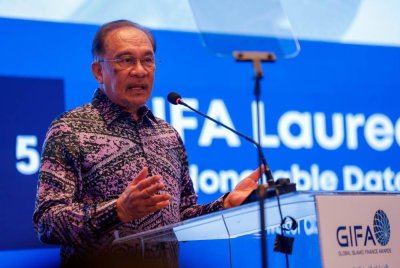 Anwar berucap pada Global Islamic Finance (GIFA) Laureate pada Khamis. Foto Bernama