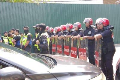 Polis memperketatkan kawalan keselamatan di kawasan terbabit.