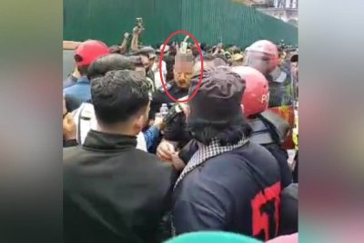 Sulizmie cedera semasa operasi pemantauan operasi pemotongan bekalan elektrik di Kampung Baru, Kuala Lumpur pada Khamis.