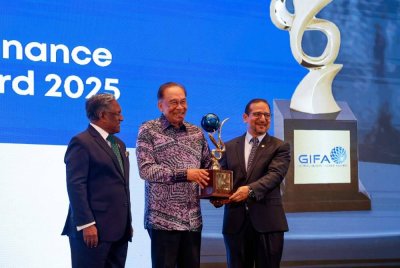 Anwar dinobatkan sebagai penerima Global Islamic Finance Leadership Award 2025. Foto Bernama