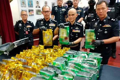 Shazeli (dua, kanan) menunjukkan dadah yang dirampas dalam operasi yang dijalankan.