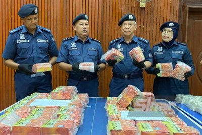 Wan Jamal Abdul Salam (dua, kanan) menunjukkan serbuk kristal dadah jenis syabu yang dirampas di Kampung Banggol Kulim, Rantau Panjang pada 19 Ogos lalu.
