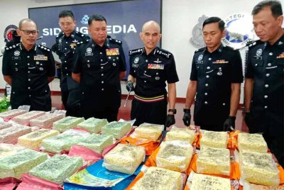 Dadah yang dirampas susulan tangkapan dua individu di ruangan tempat duduk belakang sebuah kereta di persimpangan lampu isyarat sekitar Banting pada Selasa.