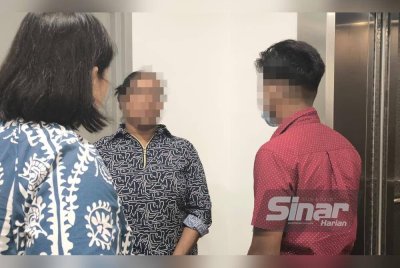 Ibu kepada pelajar yang didakwa menumbuk guru pada Julai lalu, menangis ketika di luar Mahkamah Majistret Kajang pada Khamis dan merayu semua pihak memberi peluang kepada anaknya untuk berubah. Foto Sinar Harian.