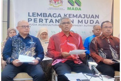 Ismail (tengah) ketika sidang akhbar pada Khamis.
