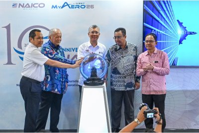Tengku Zafrul ketika merasmikan pelancaran MyAERO Summit 2026 dan Sambutan Ulang Tahun Ke-10 Perbadanan Industri Aeroangkasa Negara (NAICO) Malaysia di sini pada Khamis. Foto Bernama